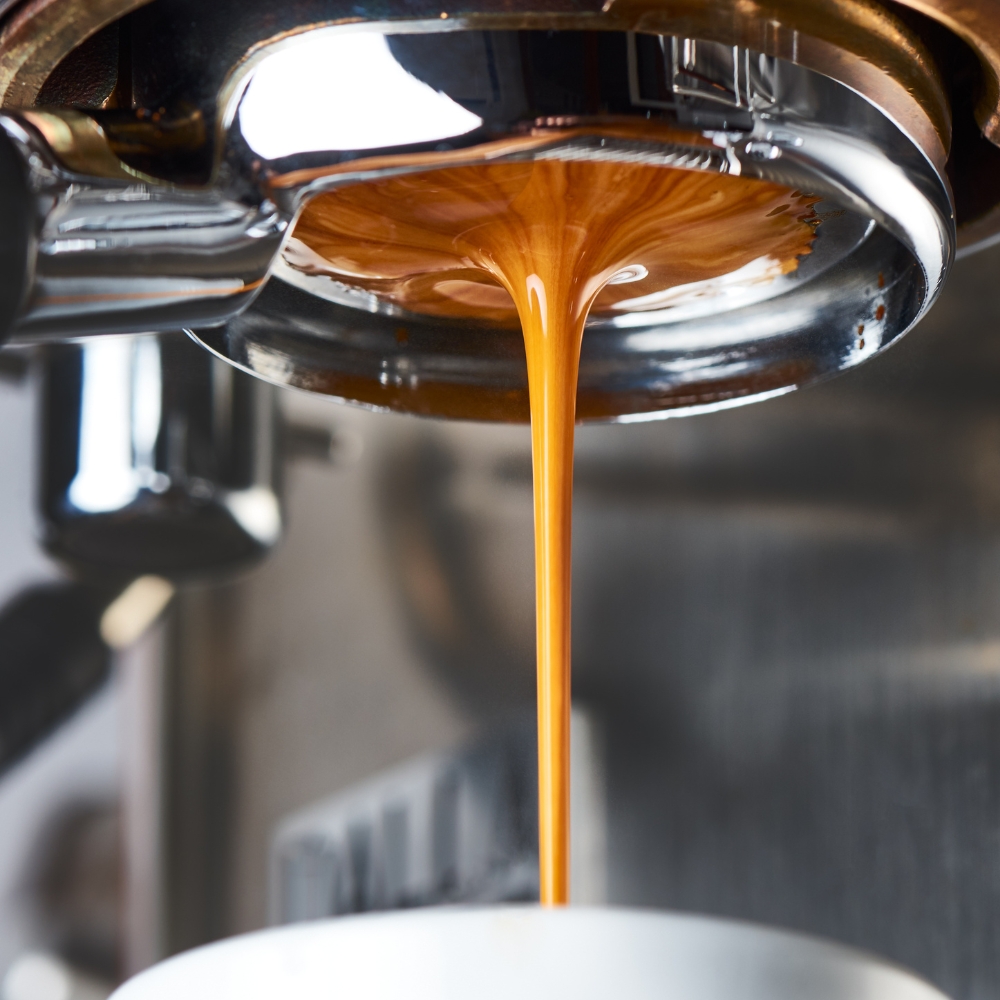 Nahaufnahme-bodenloser-Siebträger-Zubereitung-Espresso