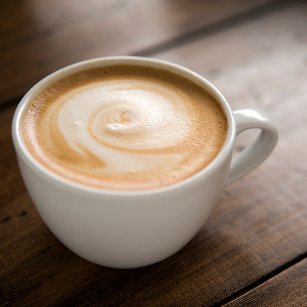 weiße-Tasse-Cappuccino-mit-Milchschaum